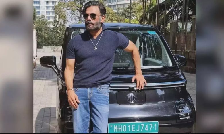 Suniel Shetty ने अपनी पहली Electric Car 'एमजी कॉमेट ईवी' की कीमत और फीचर्स के साथ की खरीदारी