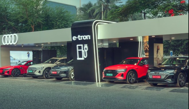 Audi ने Mumbai के Bandra Kurla Complex में 450 किलोवाट क्षमता वाला भारत का पहला ultra-fast EV charging station किया।