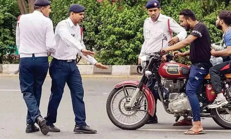 Challan: Noida Police Traffic Rules के कड़ाई से पालन पर जोर देते हुए तीन से अधिक चालान जारी करने वाले ड्राइवरों के लाइसेंस निलंबित करेगी।"