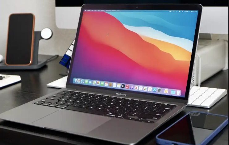 Flipkart Big Year End Sale में MacBook Air M1 पर भारी छूट मिल रही है, जो अब ₹72,990 में उपलब्ध है, ₹25,000 की कटौती।