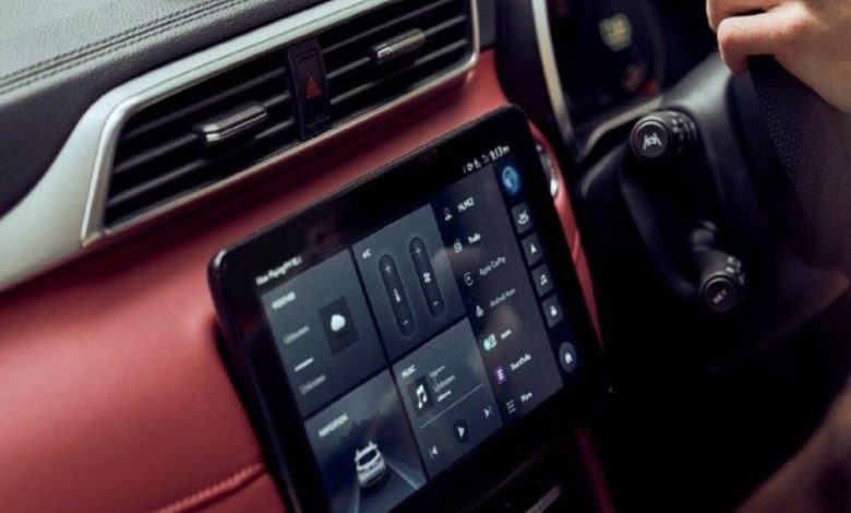 आपकी कार Android Auto या Apple CarPlay से कनेक्ट क्यों नहीं हो सकती है, और इसके बारे में क्या करें