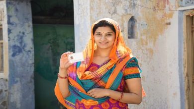 Aadhar card Update: महिलाएं शादी के बाद Aadhar card में बदल सकती हैं अपना सरनेम, जानें नियम और तरीका