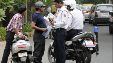 Traffic Rules: हैंडल छोड़कर Bike चलाने पर क्या वाकई चालान कट सकता है? जानें सच