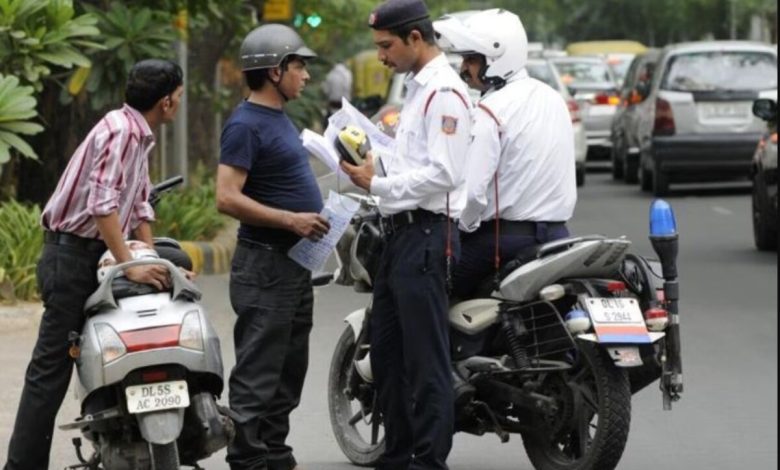 Traffic Rules: हैंडल छोड़कर Bike चलाने पर क्या वाकई चालान कट सकता है? जानें सच