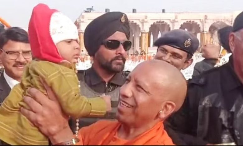 Ayodhya Ram Mandir: प्राण प्रतिष्ठा के बाद CM Yogi का दिखा अलग रूप, बच्चे को गोद में उठाकर खूब खिलाया; दृश्य वीडियो